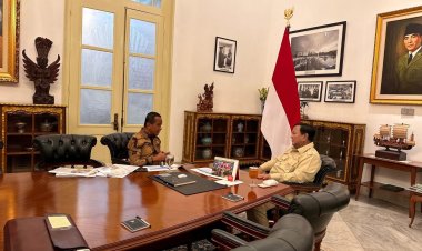 Presiden Prabowo Subianto menerima Menteri ESDM Bahlil Lahadalia di Istana Merdeka