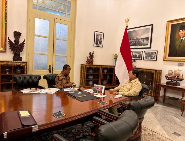 Presiden Prabowo Subianto menerima Menteri ESDM Bahlil Lahadalia di Istana Merdeka