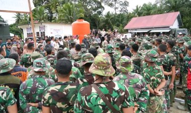 Menko Polkam Temui Pengungsi Kabupaten Agam dan Prajurit