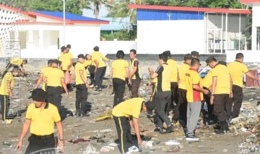 Polda Sulsel Gelar Bakti Sosial, Bersihkan Anjungan Pantai Losari