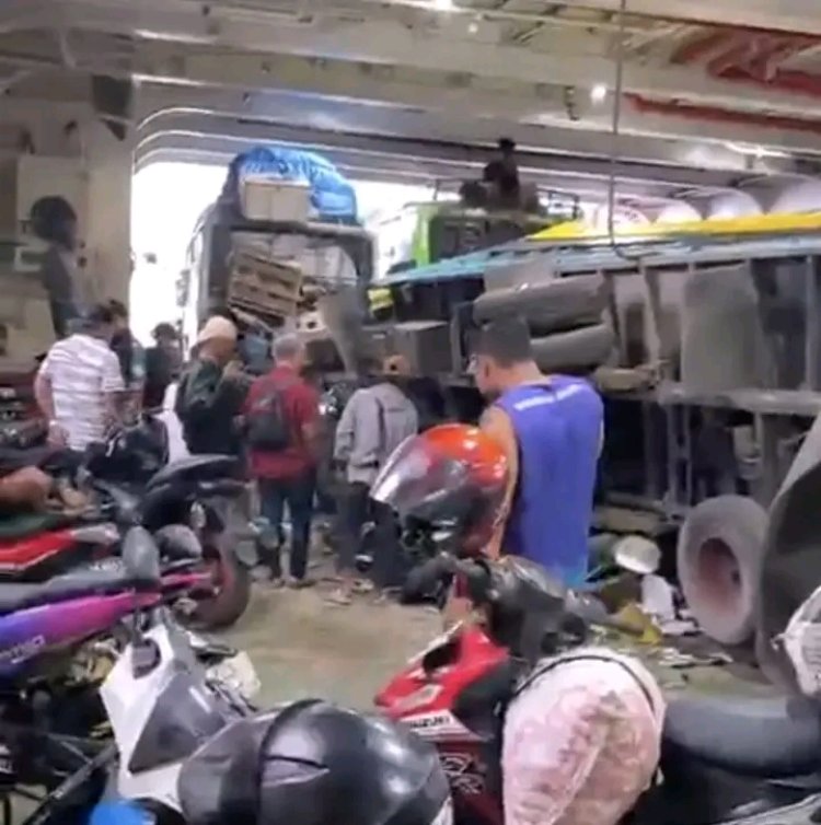 Cuaca Buruk, KMP Mandala Feri Rute Kolaka -Bone Putar Balik, Puluhan Kendaraan Terbalik 